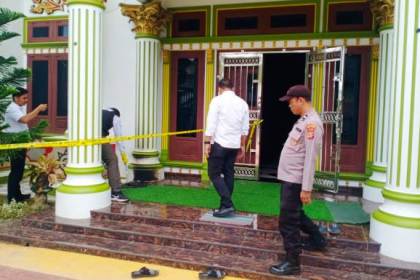 Rumah Ketua DPW Partai Aceh (PA) Kabupaten Aceh Timur Zulfazli alias Kupiyah Skei Bin Aiyub di Desa Lhok Dalam, Kecamatan Peureulak, menjadi sasaran pelemparan molotov
