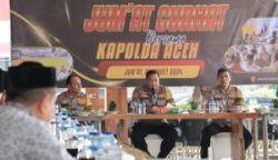 Kapolda Aceh Irjen Pol Achmad Kartiko didampingi Irwasda dan Kapolresta Banda Aceh menerima berbagai keluhan dari masyarakat dalam kegiatan Jum'at Curhat jelang Ramadhan di Cut Na Kupi, Banda Aceh, Jum'at, 8 Maret 2024