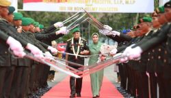 Mayjen TNI Niko Fahrizal mengikuti prosesi tradisi penyambutan sebagai Pangdam IM yang baru di Markas Kodam IM, Ahad sore (10/3)