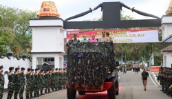 Kapolda Aceh Irjen Pol Achmad Kartiko melepas mantan Pangdam IM Mayjen TNI Novi Helmy Prasetya di Mapolda Aceh, Ahad (10/3)