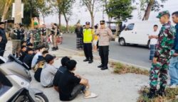 Personel gabungan TNI-Polri, Satpol PP Kota Banda Aceh dan pemuda Gampong Gani, Pasie Lamgarot dan Siron membubarkan aksi balap liar di jalan Bandara Sultan Iskandar Muda, Aceh Besar, Kamis pagi (14/3)