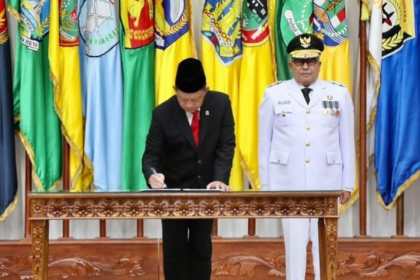 Mendagri Tito Karnavian saat melantik Bustami Hamzah sebagai Pj Gubernur Aceh