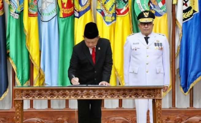 Mendagri Tito Karnavian saat melantik Bustami Hamzah sebagai Pj Gubernur Aceh