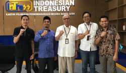 Kepala Dinas Pemberdayaan Masyarakat dan Gampong Aceh Besar Carbaini saat berkonsultasi di Kantor Pelayanan Perbendaharaan Negara di Banda Aceh, Jum'at (15/3/2024)