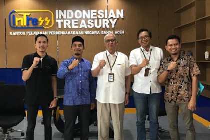 Kepala Dinas Pemberdayaan Masyarakat dan Gampong Aceh Besar Carbaini saat berkonsultasi di Kantor Pelayanan Perbendaharaan Negara di Banda Aceh, Jum'at (15/3/2024)
