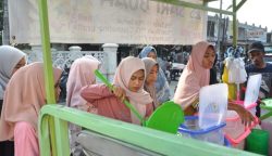 Para pembeli memadati lapak penjualan makanan berbuka puasa di depan MPP Aceh Besar, Lambaro, Sabtu sore (16/3)