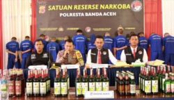 Kabag Ops Polresta Banda Aceh Kompol Yusuf Hariadi didampingi Kasat Resnarkoba AKP Ferdian Chandra memberikan keterangan penyitaan miras dalam konferensi pers di Lapangan Indoor Polresta Banda, Senin (18/3)