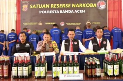 Kabag Ops Polresta Banda Aceh Kompol Yusuf Hariadi didampingi Kasat Resnarkoba AKP Ferdian Chandra memberikan keterangan penyitaan miras dalam konferensi pers di Lapangan Indoor Polresta Banda, Senin (18/3)