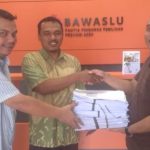 Tgk Agus Dian Purnama dari PAS Aceh menyerahkan bukti-bukti dugaan penggelembungan suara DPRA di Dapil 6 Aceh Timur ke Panwaslih Aceh