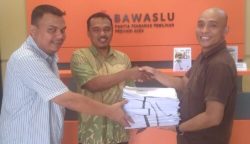 Tgk Agus Dian Purnama dari PAS Aceh menyerahkan bukti-bukti dugaan penggelembungan suara DPRA di Dapil 6 Aceh Timur ke Panwaslih Aceh