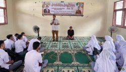 Kepala SMAN 15 Adidarma Banda Aceh Zulfikar SE MSi memberikan materi pada kegiatan pendidikan Dinul Islam untuk para siswa di sekolah tersebut mulai 18 - 28 Maret 2024