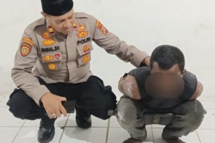 Pelaku berinisial AA (45), saat diamankan di Polsek Dewantara Polres Lhokseumawe Selasa siang (19/3)