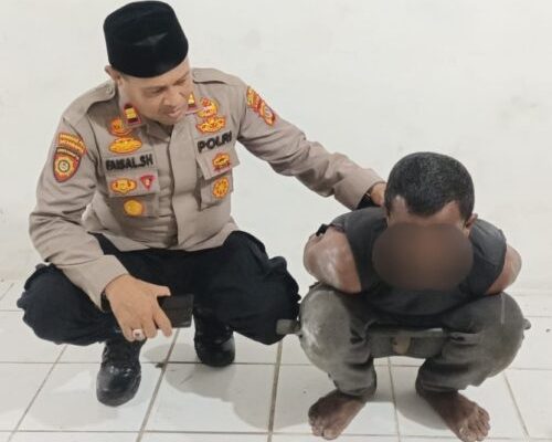 Pelaku berinisial AA (45), saat diamankan di Polsek Dewantara Polres Lhokseumawe Selasa siang (19/3)