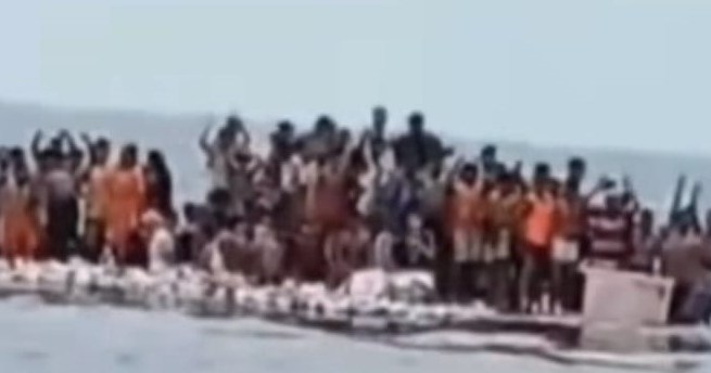 Kapal imigran pengungsi Rohingya terbalik di laut perairan Aceh Barat