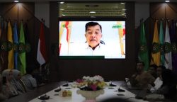 Ketua Umum Dewan Masjid Indonesia (DMI) Jusuf Kalla mengisi diskusi kajian Ramadhan secara virtual dengan tema "Masjid Sebagai Pelopor Moderasi Beragama dan Pemberdayaan Ekonomi Umat" di Ruang Rapat Rektor Lantai 2 Gedung Rektorat UIN Ar-Raniry, Rabu (20/3)