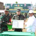 Pangdam IM Mayjen TNI Niko Fahrizal saat menutup kegiatan TMMD ke-119 Tahun 2024 wilayah Kodam Iskandar Muda, bertempat di Lapangan Bola PTPN 1 Pulau Tiga, Aceh Tamiang, Rabu (20/3)