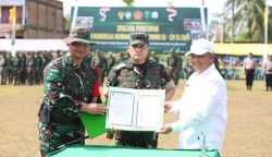Pangdam IM Mayjen TNI Niko Fahrizal saat menutup kegiatan TMMD ke-119 Tahun 2024 wilayah Kodam Iskandar Muda, bertempat di Lapangan Bola PTPN 1 Pulau Tiga, Aceh Tamiang, Rabu (20/3)