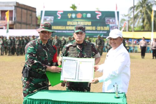 Pangdam IM Mayjen TNI Niko Fahrizal saat menutup kegiatan TMMD ke-119 Tahun 2024 wilayah Kodam Iskandar Muda, bertempat di Lapangan Bola PTPN 1 Pulau Tiga, Aceh Tamiang, Rabu (20/3)
