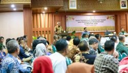 Pj Gubernur Aceh Bustami Hamzah membuka sekaligus memberi pengarahan pada rapat koordinasi percepatan tanam dan peningkatan produksi padi di Aceh, di Gedung Serbaguna Setda Aceh, Kamis (21/3)