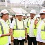 Menko PMK Muhadjir Effendy didampingi Pj Gubernur Aceh Bustami Hamzah dan Ketua Umum KONI Marciano Norman, meninjau lokasi pembangunan venue utama PON XXI Aceh-Sumut 2024, di Stadion Harapan Bangsa, Lhong Raya, Banda Aceh, Rabu (27/3)
