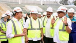 Menko PMK Muhadjir Effendy didampingi Pj Gubernur Aceh Bustami Hamzah dan Ketua Umum KONI Marciano Norman, meninjau lokasi pembangunan venue utama PON XXI Aceh-Sumut 2024, di Stadion Harapan Bangsa, Lhong Raya, Banda Aceh, Rabu (27/3)