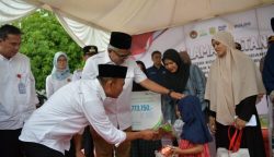 Pj Gubernur Aceh Bustami Hamzah mendampingi Menko PMK Muhadjir Effendy berdialog dengan masyarakat, penerima Program Mekar yang juga penerima PKH, dan terkait stunting serta kemiskinan ekstrem, di Gampong Lampulo, Banda Aceh, Rabu (27/3)