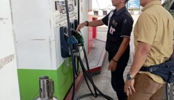 Personel gabungan operasional Unit Tipiter Sat Reskrim Polresta Banda Aceh melakukan kegiatan pengecekan di tiga SPBU yang ada di kota Banda Aceh, Kamis (28/3/2024)