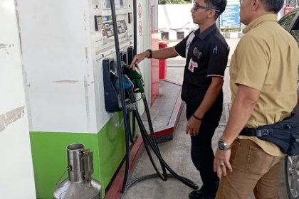 Personel gabungan operasional Unit Tipiter Sat Reskrim Polresta Banda Aceh melakukan kegiatan pengecekan di tiga SPBU yang ada di kota Banda Aceh, Kamis (28/3/2024)
