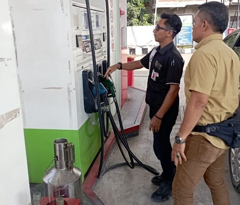 Personel gabungan operasional Unit Tipiter Sat Reskrim Polresta Banda Aceh melakukan kegiatan pengecekan di tiga SPBU yang ada di kota Banda Aceh, Kamis (28/3/2024)
