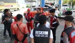 Personel Satreskrim Polres Gayo Lues mengecek sejumlah SPBU untuk mengantisipasi praktik curang penjualan BBM jelang hari raya Idulfitri 1445 hijriah, Kamis, 28 Maret 2024
