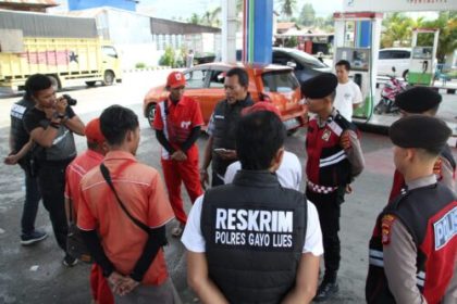 Personel Satreskrim Polres Gayo Lues mengecek sejumlah SPBU untuk mengantisipasi praktik curang penjualan BBM jelang hari raya Idulfitri 1445 hijriah, Kamis, 28 Maret 2024