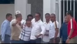 Wakil Presiden Persiraja Banda Aceh Iswahyudi alias Yudi Cot Ara dikeroyok sejumlah orang di halaman Stadion Madya Gelora Bung Karno (GBK), Jakarta, Jum'at (8/3) siang