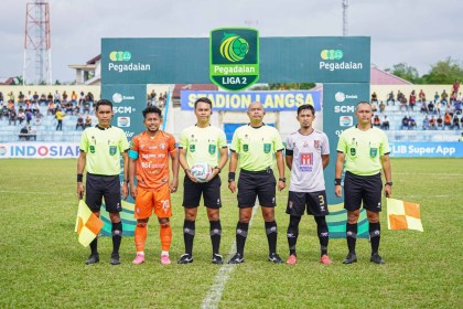 Wasit Cahya Sugandi (tengah) yang memimpin laga Persiraja vs Malut United