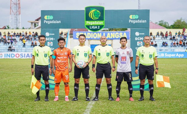 Wasit Cahya Sugandi (tengah) yang memimpin laga Persiraja vs Malut United
