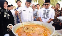 Pj Gubernur Aceh Bustami Bustami mendampingi Menteri Pariwisata dan Ekonomi Kreatif RI Sandiaga Uno, dalam penutupan Aceh Ramadhan Festival, di halaman Masjid Raya Baiturrahman, Senin (1/4)