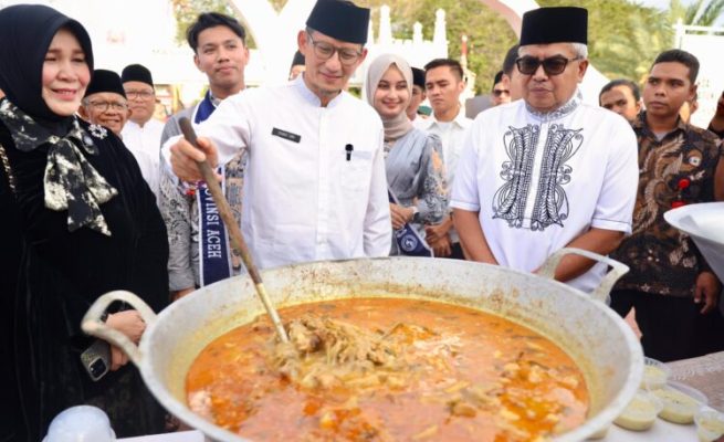Pj Gubernur Aceh Bustami Bustami mendampingi Menteri Pariwisata dan Ekonomi Kreatif RI Sandiaga Uno, dalam penutupan Aceh Ramadhan Festival, di halaman Masjid Raya Baiturrahman, Senin (1/4)