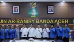 Rektor UIN Ar-Raniry Prof Dr Mujiburrahman MAg melepas sebanyak 13 mahasiswa untuk mengikuti program belajar di Jerman, Senin (1/4/2024)
