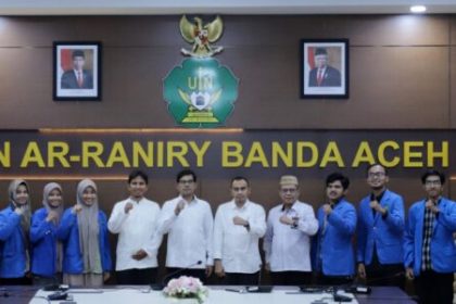 Rektor UIN Ar-Raniry Prof Dr Mujiburrahman MAg melepas sebanyak 13 mahasiswa untuk mengikuti program belajar di Jerman, Senin (1/4/2024)