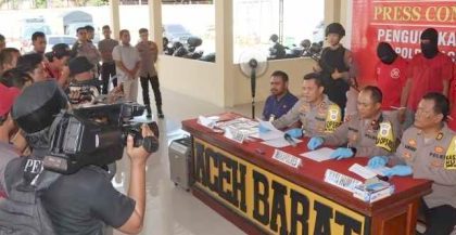 Satreskrim Polres Aceh Barat menangkap empat warga diduga terlibat penyelundupan puluhan imigran etnis Rohingya ke perairan Meulaboh