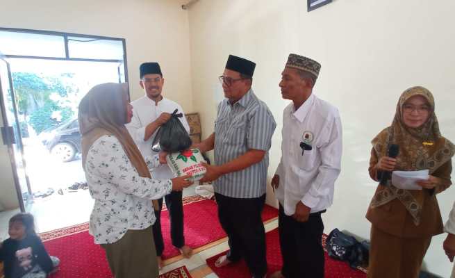 PW Ikatan Persaudaraan Haji Indonesia (IPHI) Aceh menyantuni kaum muallaf, menyambut rangkaian Hari Lahir ke-34 IPHI tahun 2024