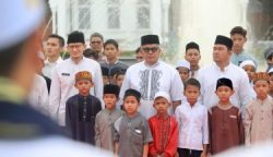 Pemerintah Aceh bersama sejumlah mitra menyantuni ratusan anak yatim di areal Masjid Raya Baiturrahman, Senin, 1 April 2024. Program itu dilakukan dalam rangkaian acara penutupan Aceh Ramadhan Festival 2024 (ARfest24)