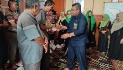Ketua ICMI Aceh Dr Taqwaddin Husin saat menyerahkan paket bantuan untuk kaum dhuafa sebagai bentuk kepedulian