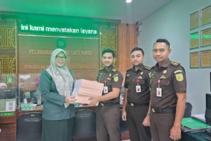 JPU Kejari Aceh Besar Rabu (3/4), melimpahkan ke Pengadilan Tipikor di PN Banda Aceh, berkas perkara dan empat tersangka dalam perkara dugaan korupsi proyek pembangunan Puskesmas Lamtamot (Gunung Biram) Kecamatan Lembah Seulawah, Aceh Besar Tahun 2019