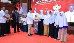 Ketua KONI Aceh Kamaruddin Abubakar atau Abu Abu Razak didampingi Pj Gubernur Aceh Bustami Hamzah menyerahkan santunan anak yatim pada acara buka puasa bersama KONI Aceh di Anjong Mon Mata, Komplek Pendopo Gubernur Aceh, Rabu (3/4)