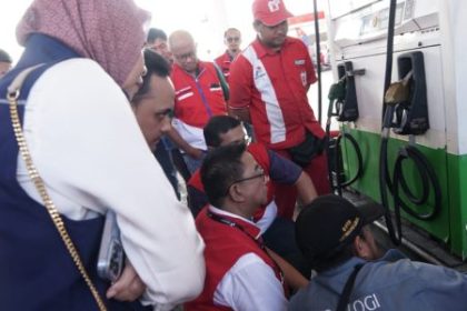 Direktur Keuangan PT Pertamina Patra Niaga Arya Suprihadi, Komisaris Pertamina Patra Niaga Muhammad Yusni dan Executive General Manager Pertamina Patra Niaga Regional Sumbagut, Freddy Anwar melakukan peninjauan kesiapsiagaan Satgas Ramadhan Idul Fitri (Rafi) 2024 di wilayah Aceh
