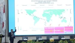 Anggota Tim Hisab Rukyat Cecep Nurwendaya memaparkan posisi hilal awal Syawal 1445 H