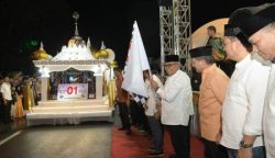 Pj Gubernur Aceh Bustami Hamzah bersama Forkopimda plus melepas peserta Pawai Takbir Keliling Idul Fitri 1445 H/2024 M di halaman Masjid Raya Baiturrahman Banda Aceh, Selasa (9/4/2024)