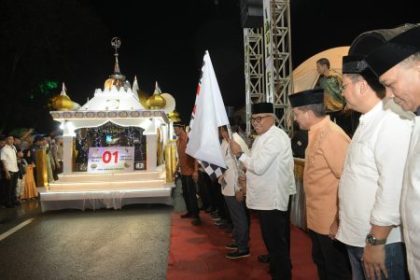 Pj Gubernur Aceh Bustami Hamzah bersama Forkopimda plus melepas peserta Pawai Takbir Keliling Idul Fitri 1445 H/2024 M di halaman Masjid Raya Baiturrahman Banda Aceh, Selasa (9/4/2024)