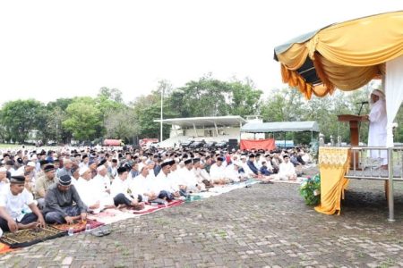 Ustaz Helmi Nasution saat menjadi khatib shalat Idul Fitri 1445 Hijriah di lapangan Bungong Jeumpa, Kota Jantho, Rabu pagi (10/4/2024)