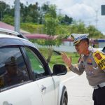 Dirlantas Polda Aceh Kombes Pol M Iqbal Alqudusy turun membantu mengurai kemacetan di gerbang tol Seulimuem karena terjadi antrean panjang akibat pengendara tak cukup saldo, Kamis (11/4)